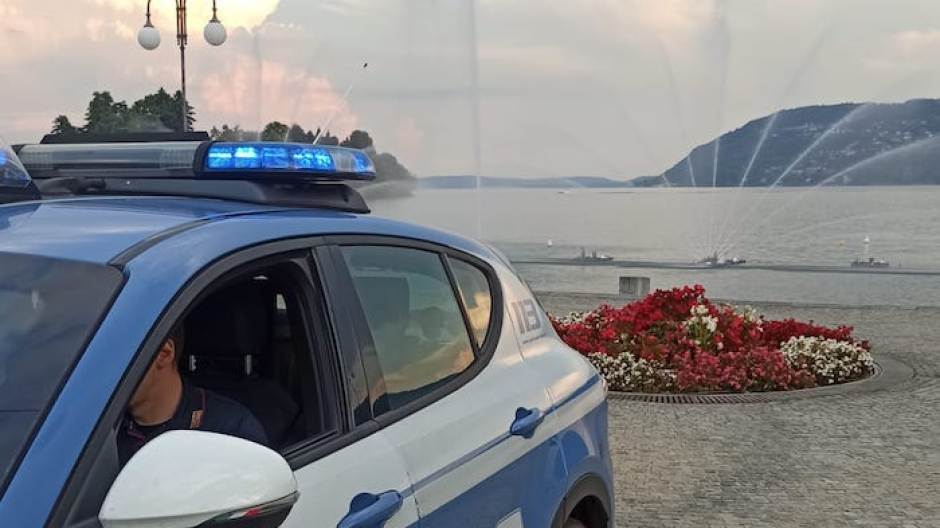 Aggredisce i poliziotti al parco giochi, in due all'ospedale. Novarese in manette 