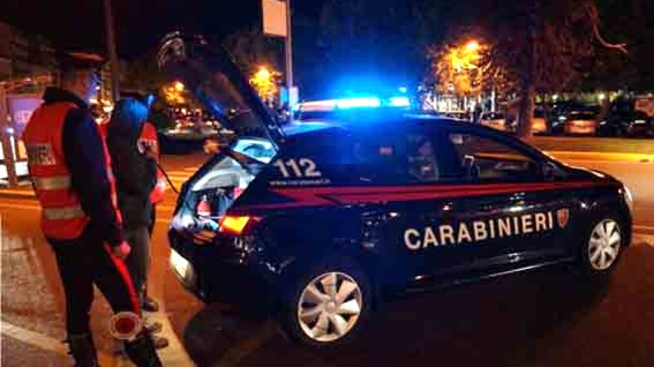 Giovane difende venditrice ambulante da insulti razzisti ma viene aggredito 