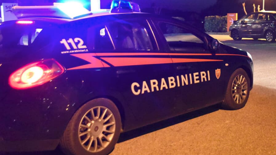 Viola il divieto di avvicinamento e tenta di entrare in casa dei genitori: arrestato