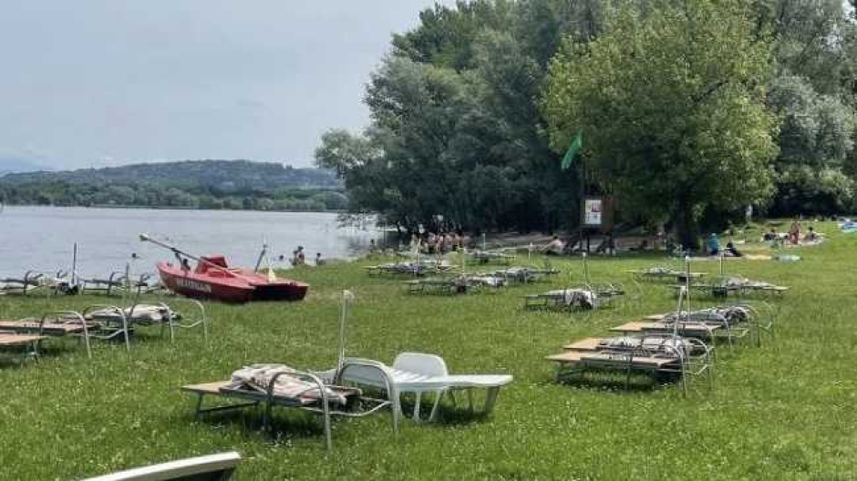 Dormelletto, divieto di tuffi alla spiaggia Pirolino. Il fondale basso è pericoloso