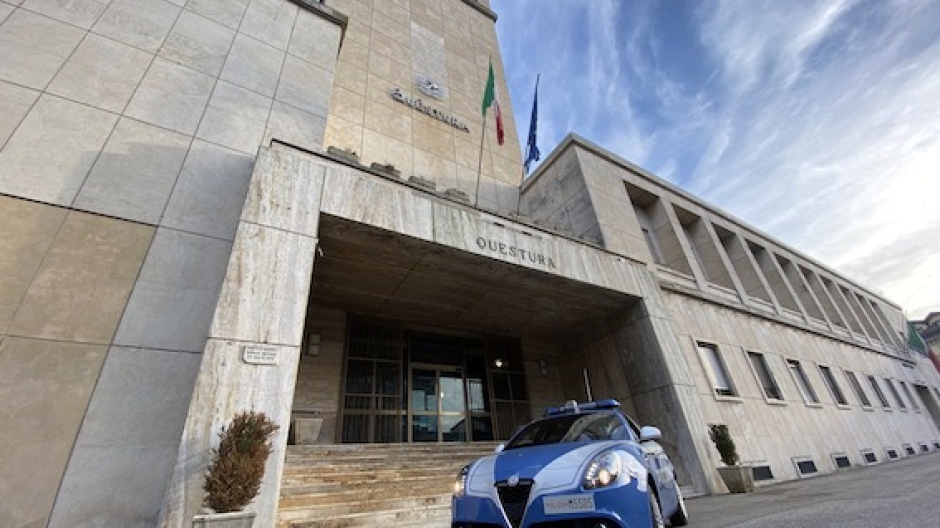 Non prende voti alti a scuola, i genitori lo picchiano: denunciati