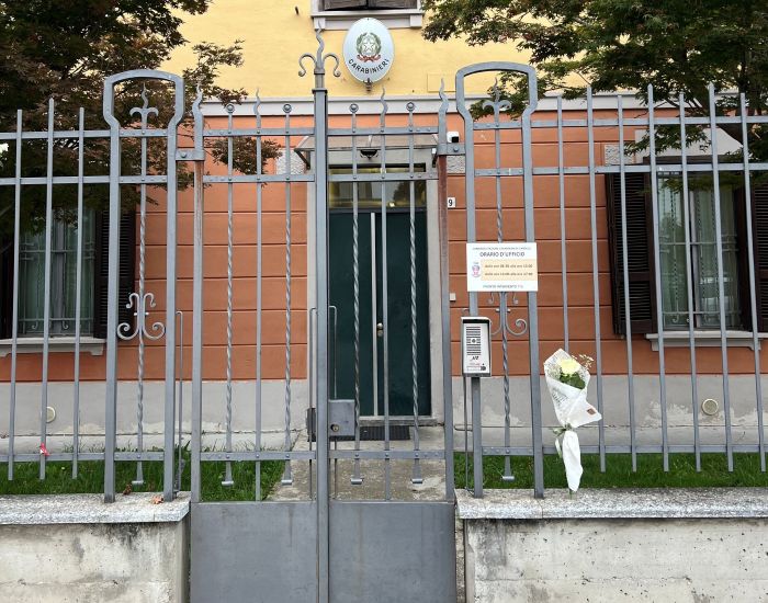Una rosa bianca alla caserma di Candelo per i carabinieri morti