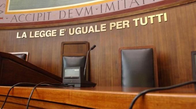 Pedina e prende a martellate il compagno dell'ex moglie