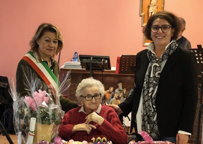 Gli auguri per i 100 anni della signora Ida Fabrello