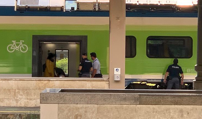 Sul treno dalla Svizzera con documenti falsi. La Polizia lo arresta 