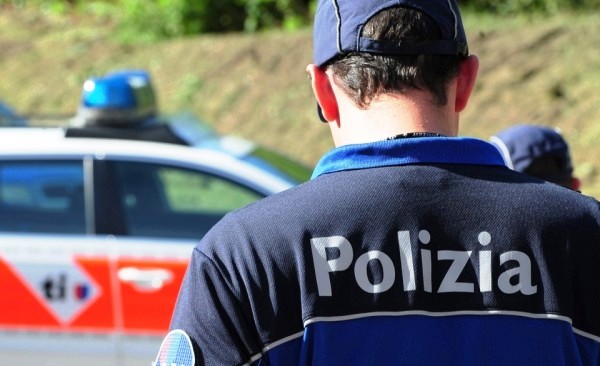 Automobilista italiano "pizzicato" in Ticino a 207 orari: denuncia e via la patente