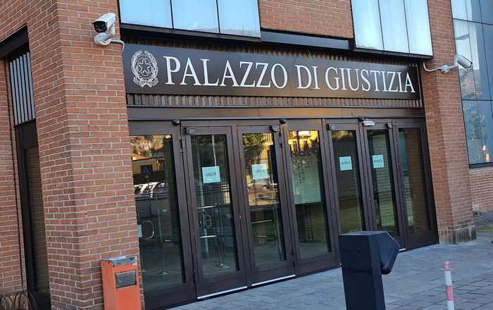 Picchia la compagna rompendole naso e denti, condannato a tre anni