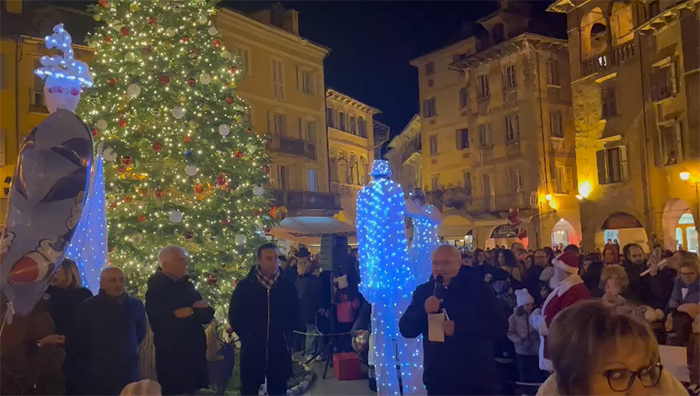 Domodossola: sabato l'accensione dell'albero di Natale con giocolieri e trampolieri