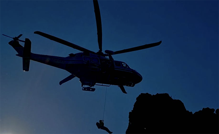 Due ragazzi bloccati su una via di arrampicata al Mottarone