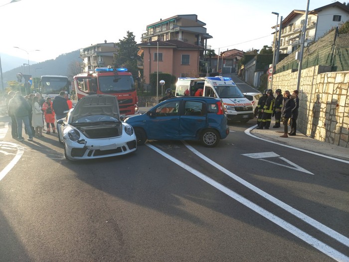 Scontro nella rotonda di Zoverallo: Porsche contro utilitaria