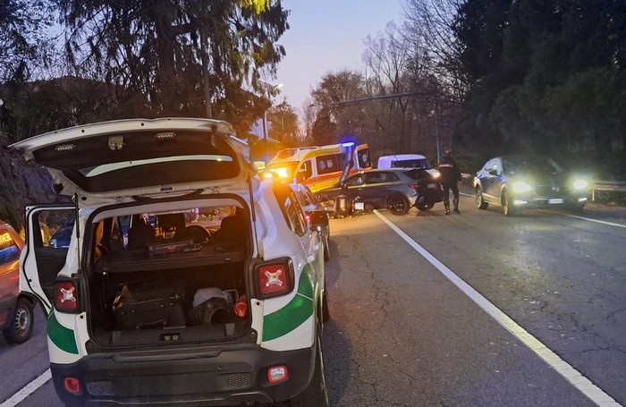 Scooter contro auto in manovra a Fondotoce